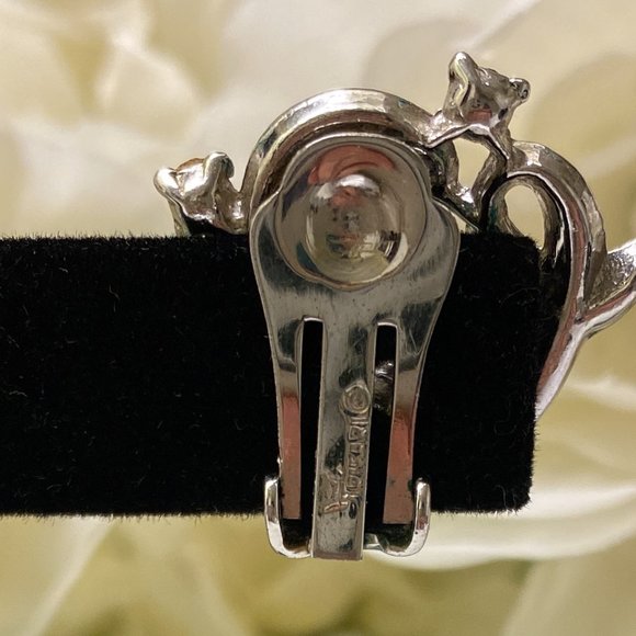 Vintage Signed Crown Trifari Silver and Blue Clip on Earrings - Picture 5 of 5